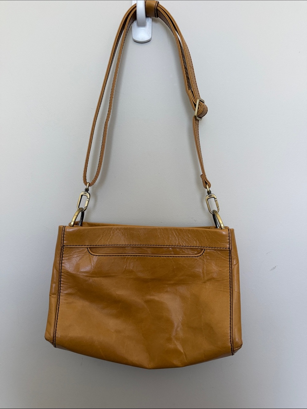 Classic Tan Leather Shoulder Bag with Adjustable Strap